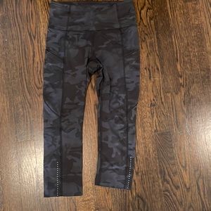 Fast and free crops lululemon camo